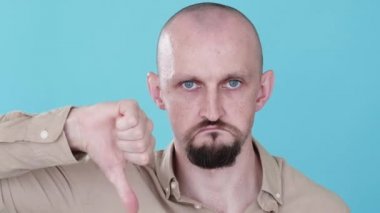 Oylama jesti. Evet, hayır. Bumerang hareketi. Negatif pozitif tepki. Mutsuz, zıt yüzlü, kuşkucu adam. Baş parmağıyla mavi gif döngüsüne giriyor..