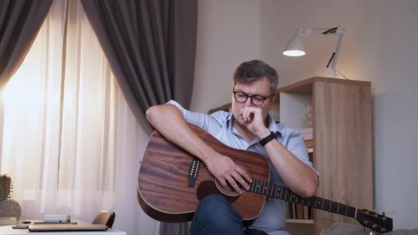 Inspiração Musical Homem Atencioso Musa Perdida Casual Cara Meia Idade — Vídeo de Stock