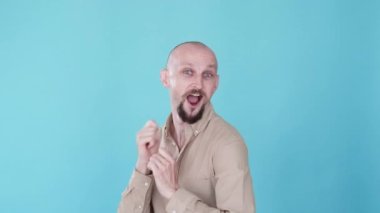 Başarı kutlaması. Parti eğlencesi. Bumerang hareketi. Promosyon coşkusu. Heyecanlı komedyen dans etmekten zevk alıyor. Mavi boşluk arka planında izole edilmiş gif döngüsü..