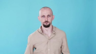 Panik atak. Korku kaygısı. Omg reaksiyonu. Bumerang animasyonu. Korkmuş, korkmuş, komik bir adam, kafasında gif ilmiği olan, mavi, boş bir arka planda izole edilmiş..