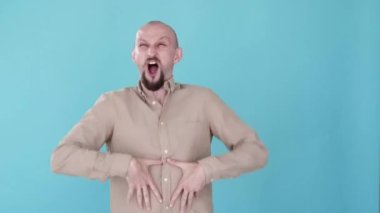 Komik şaka. Komik bir espri. Bumerang animasyonu. Komedi şovu. Alaycı, aptal histerik adam kahkahalarla gülüyor mavi fotokopi arka planında izole edilmiş gif döngüsü..