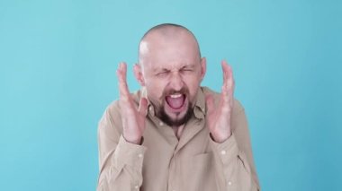 Hüsrana uğramış bir adam. Sinir krizi. Zihinsel bozukluk. Stres korkusu. Bumerang animasyonu. Sinirli deli adam çığlık atıyor, gif döngüsü mavi fotokopi arkaplanında izole edilmiş..