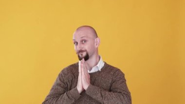 Melek hareketi. Aziz adam. Bumerang animasyonu. İyi halden. Masum, komik, duacı, portakal rengi fotokopi arkaplanında haleden katlanmış eller gif döngüsü gösteriyor..