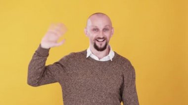 Merhaba jest. Hoş geldin tebriği. Bumerang animasyonu. Merhaba demek için. Arkadaş canlısı, heyecanlı, neşeli, el sallayan, turuncu boş alan arka planında izole edilmiş bir gif döngüsü..