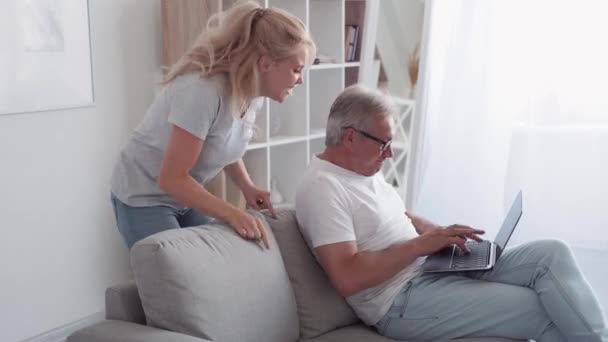 Vater Videospiel Online Sieg Familienunterhaltung Aufgeregte Tochter Unterstützt Gewinner Papa — Stockvideo