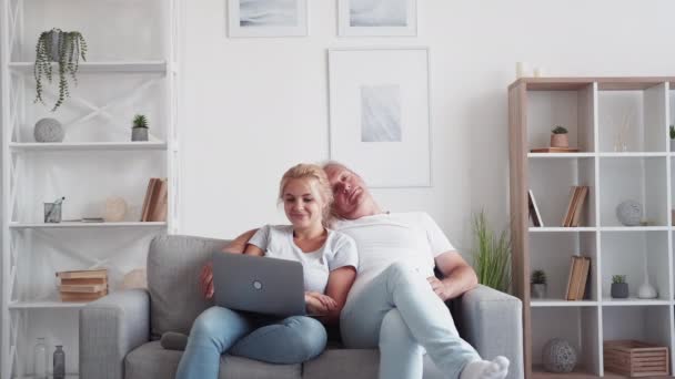 Online Ruht Die Familie Freizeit Hause Gadget Wochenende Entspannter Vater — Stockvideo
