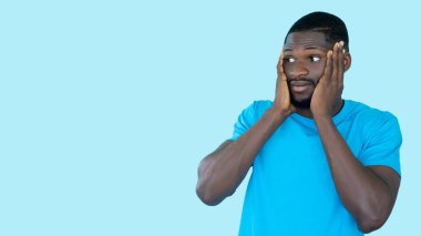 Haberler kötü. Şok içeriği. Hata endişesi. Reklam afişi. Gergin suçlu, şaşırmış bir adamın yüzü mavi fotokopi arkaplanında izole edilmiş..