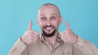 Jest gibi. Harika bir fikir. Bumerang hareketi. Mükemmel seçim. Onay teklif et. Olumlu tepki. Memnuniyet veren komik adam mavi gif döngüsü ile kabul ediyor..