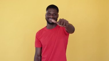 Mükemmel seçim. Etnik hoşgörü. Kabullenme. Irkçılığı bırak. Tatmin olmuş Afrikalı bir adam, sarı boş alan reklam geçmişine izole edilmiş bir jest gibi başparmağıyla fikri onaylıyor..