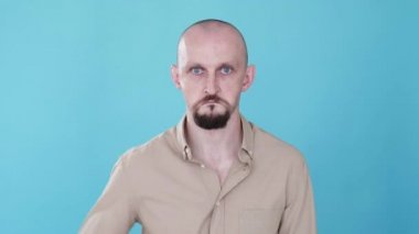 Nefret dolu bir jest. Kötü bir fikir. Bumerang hareketi. Olumsuz tepki. Utanç yok. Memnuniyetsiz agresif adam teklifini reddediyor. Mavi kopya arkaplanından izole edilmiş gif döngüsü ile..