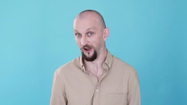 Omg reaksiyonu. Şok olmuş surat. Panik atak. Bumerang hareketi. Şaşırmış, korkmuş, ağzı açık, bağıran, gif döngüsü mavi fotokopi arka planında izole edilmiş..