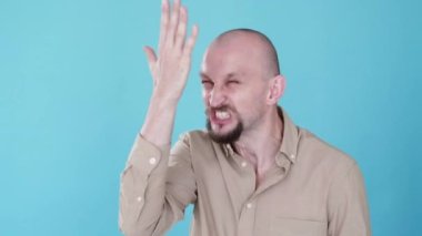 Başarısızlık pişmanlığı. Kendini cezalandırma. Bumerang animasyonu. Aptalca bir hata. Kızgın suçlu adam, mavi boş alan arka planında izole edilmiş avuç içi gif döngüsüyle kendi yüzünü yumrukluyor..