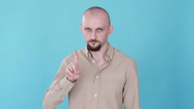 Jest yok. Kötü bir fikir. Yanlış seçim. Bumerang animasyonu. Onaylanmamış sinyal. Kendine güvenen şüpheci adam uyarısı. Parmak izi yok. Gif döngüsü mavi kopya alanı arka planında izole edilmiş..