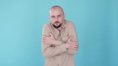 Soğuk jest. Soğuk hava. Stres korkusu. Bumerang animasyonu. Kendi omuzlarını kucaklayan rahatsız bir dondurucu adam mavi fotokopi arkaplanda izole edilmiş titreyen gif döngüsü..