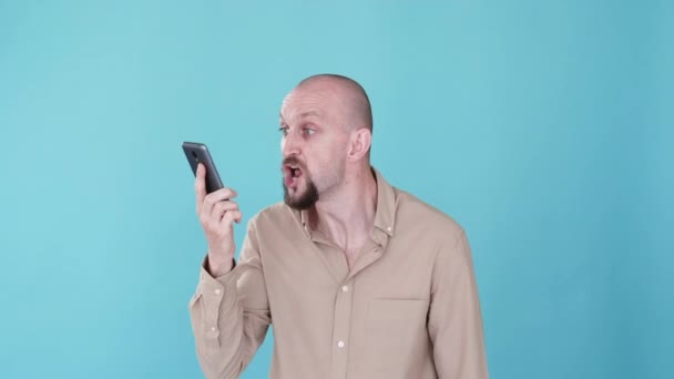 온라인 부메랑 애니메이션 말다툼이다 기사보기 공간에 고립된 휴대용 카메라 루프에서 — 비디오