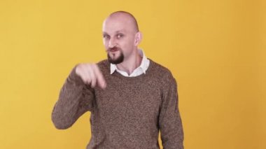Küçük boy jest. - Birazcık. Bumerang animasyonu. Bir şeyi ölçün. Komik umutlu adam asgari miktarda istiyor. Lütfen sarı fotokopi alanında izole edilmiş gif döngüsü yapın..