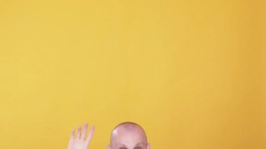 Hoşça kal. İyi şanslar. Bumerang hareketi. Komik kel adam el sallıyor. Kaybolan gif döngüsü. Parlak sarı fotokopi arka planında izole edilmiş..
