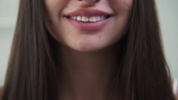 Стоматологическая Помощь Улыбающаяся Женщина Эстетическое Лечение Неузнаваемая Красавица Кривыми Зубами — стоковое видео