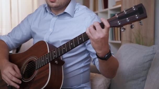 Musikalisches Hobby Lässiger Mann Freizeit Hause Attraktiver Unkenntlich Gemachter Typ — Stockvideo