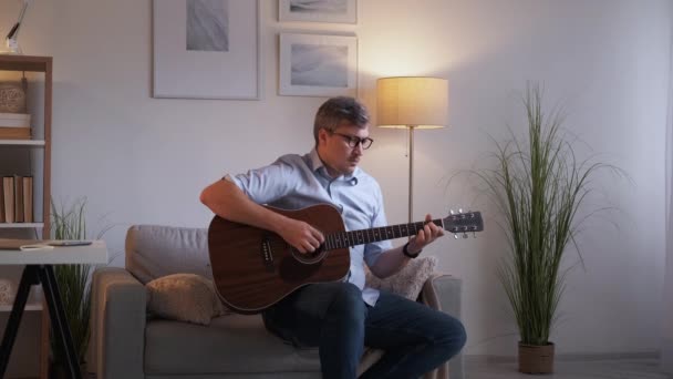 Musikkomponist Inspirierter Mann Heimtraining Schöner Kerl Mittleren Alters Der Lässig — Stockvideo