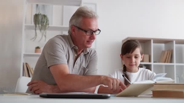 Lernen Hause Hausaufgaben Für Die Familie Grundschulbildung Unterstützender Vater Mittleren — Stockvideo