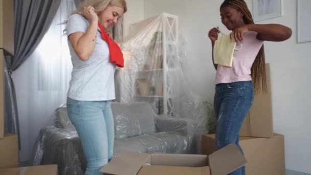 Kellemes Költözést Otthon Ingatlanjelzálog Elégedett Többnemzetiségű Női Lányok Akik Együtt — Stock videók