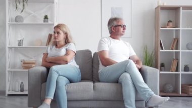 Aile affı. İlişki barışı. Pişman oldum. Orta yaşlı babayı kucaklayan üzgün bir kız çocuğu. Modern iç mekandaki kanepede kavga üstüne kavga..