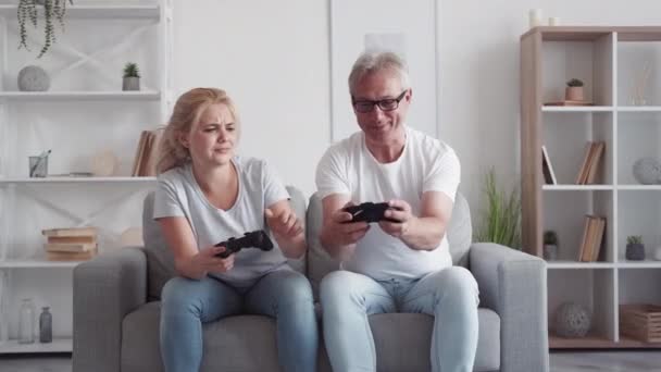 Lustiges Videospiel Virtuelle Herausforderung Familienwettbewerb Trickreiche Tochter Versucht Unfaires Spiel — Stockvideo
