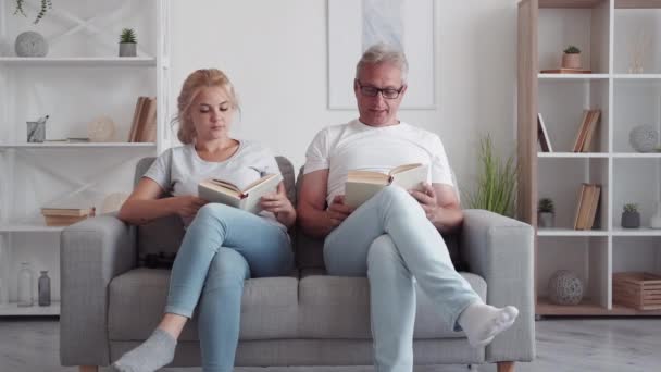 Kedelig Bog Sjov Familie Fritid Hjemmeunderholdning Spændt Datter Midaldrende Far – Stock-video