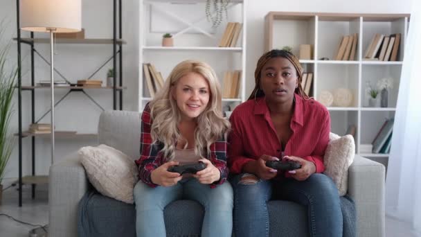 Друзья Видеоигры Домашний Отдых Виртуальный Вызов Две Взволнованные Девочки Наслаждаются — стоковое видео