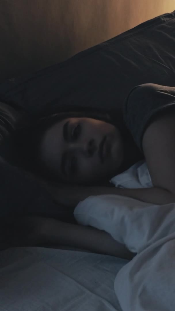 Insomnie Nocturne Triste Femme Trouble Sommeil Dérangé Dame Réfléchie Essayant — Video