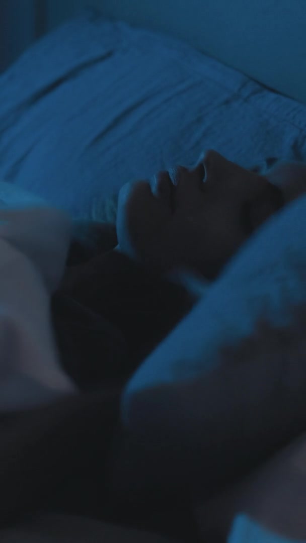 Problemy Snem Zakłopotana Kobieta Pora Spać Zmęczona Kobieta Zamkniętymi Oczami — Wideo stockowe