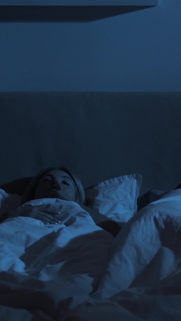 呼吸暂停失眠症紧张的夫妇夜晚 睡眠障碍 烦死了的妻子躺在床上 丈夫在黑暗的卧室里打呼噜 垂直录像 — 图库视频影像