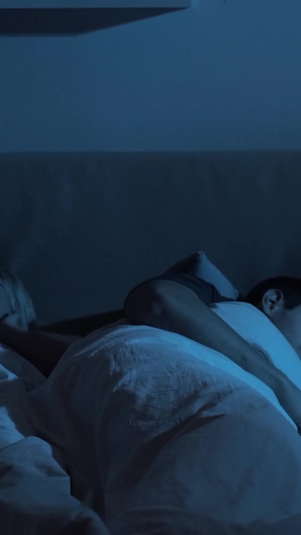Huzursuz Bir Gece Horlayan Koca Uyku Apnesi Yorgun Bıkkın Bir — Stok video