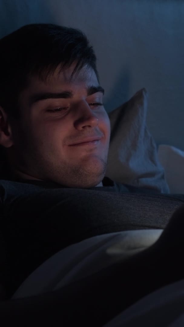 Noite Gadget Conversa Online Tardia Mídias Sociais Para Dormir Relaxado — Vídeo de Stock