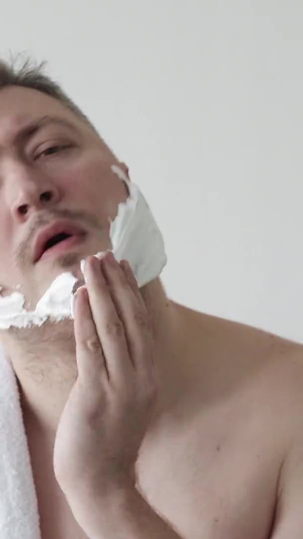 Limpeza Matinal Homem Feliz Cuidados Faciais Cara Sem Camisa Divertida — Vídeo de Stock