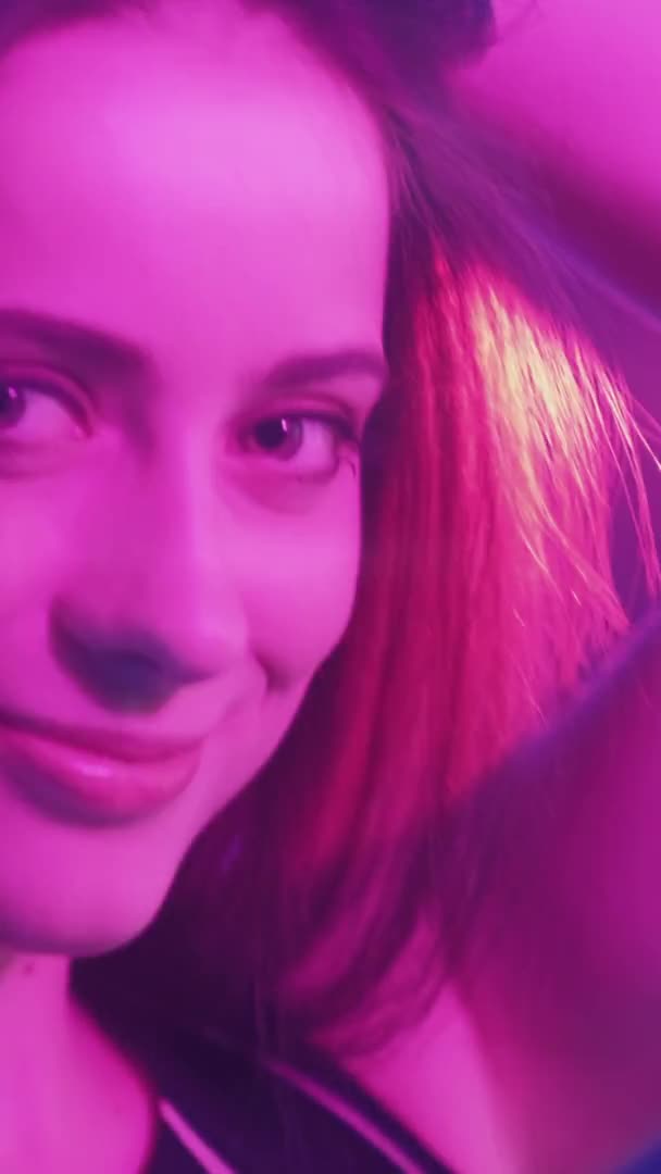 Porträt Neonlicht Kokettierte Frau Weibliche Schönheit Glücklich Lächelnde Dame Rosa — Stockvideo