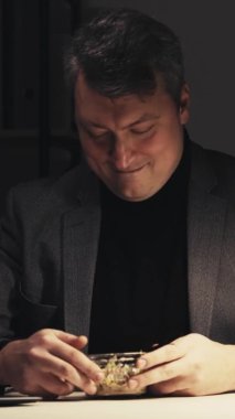 Aç çalışan. Gece yemeği. Kurumsal diyet. Sinsi, aç iş adamı iş yerinde geç saatlerde salata yemekten zevk alıyor. Dikey video.