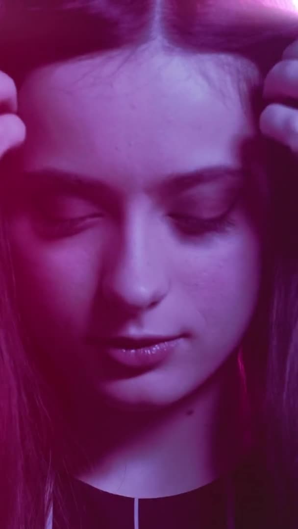 Neon Licht Portret Magische Vrouw Zelfverzekerde Schoonheid Sensuele Lachende Dame — Stockvideo
