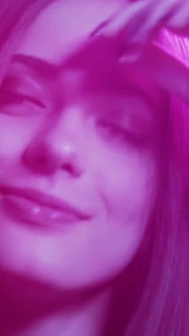 Kadın Güzelliği Neon Işıklı Parti Dansın Tadını Çıkarıyorum Pembe Bulanık — Stok video