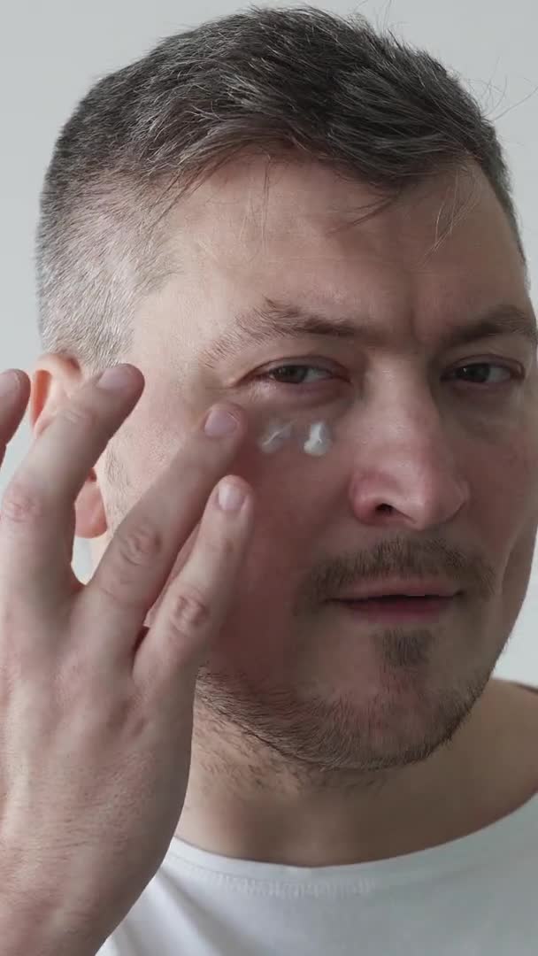 Ansiktsbehandling Manlig Behandling Hudkräm Självsäker Man Njuter Att Tillämpa Återfuktande — Stockvideo