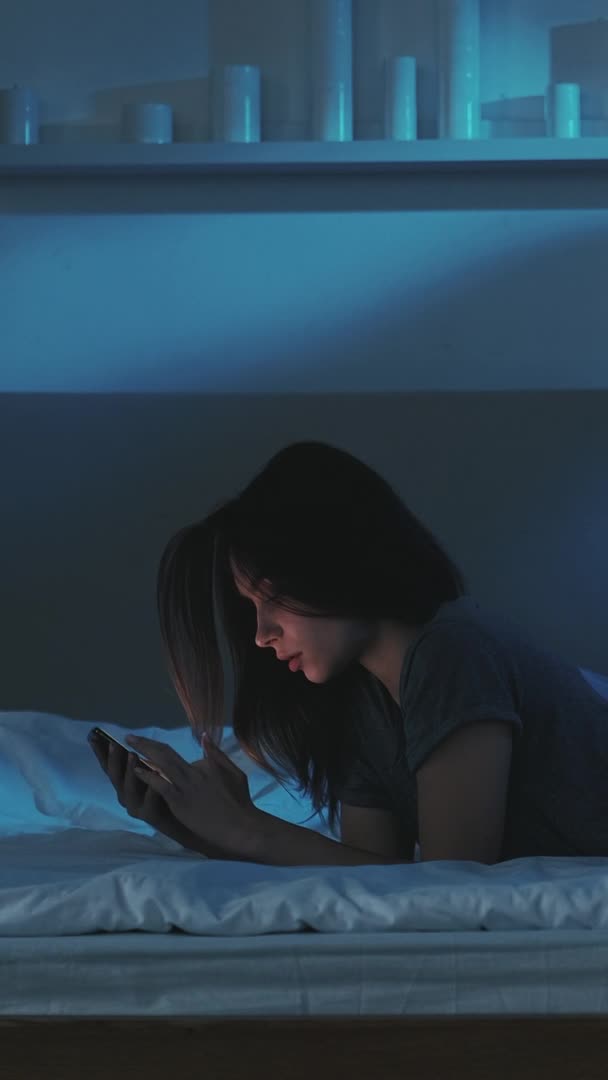 Insomnia Woman Social Media Addiction Virtual Life Pretty Surprised Lady — Stock Video
