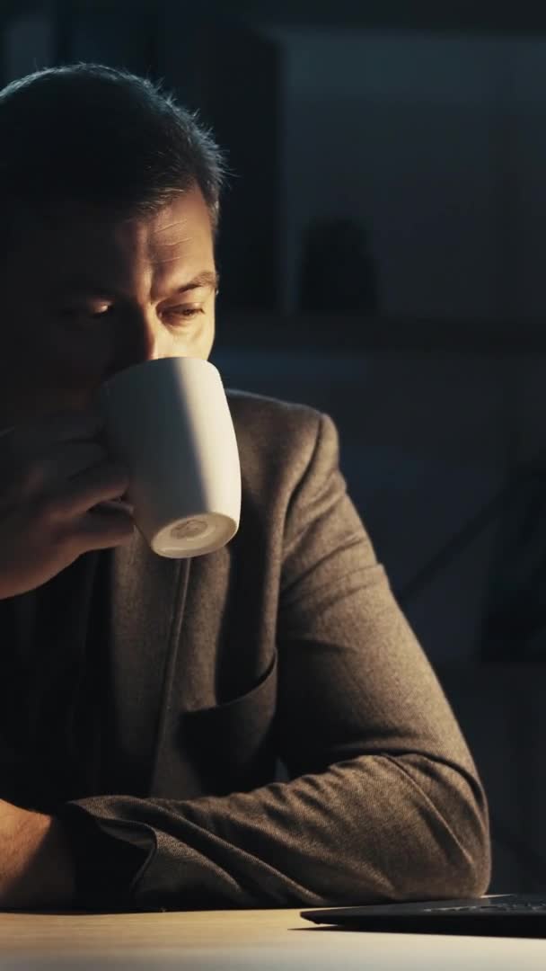 Pausa Caffè Ritardo Lavoro Notturno Stile Vita Freelance Rilassato Uomo — Video Stock