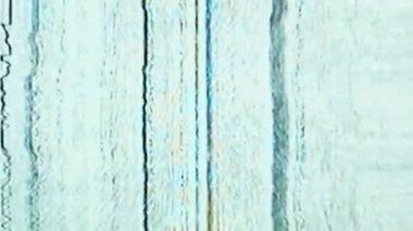 Analog arızası. VHS sesi. Eski televizyon efekti. Mavi turuncu siyah yanıp sönen bulanık bozulma kaba desen soyut arkaplan.