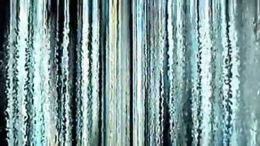 VHS bozulma dokusu. Eski televizyon sesi. Bozulma geçiş kaplaması. Mavi sarı, beyaz, siyah, parlak çizgili nesneler soyut sanat arkaplanı..