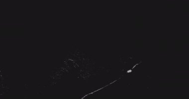 Sıkıntılı eski bir film. Parça dokusu. Arıza gürültü geçişi. 16 mm 'lik video kaset. Siyah ve beyaz titreşimli yama efekti koyu soyut arkaplan üzerinde gerçek analog yapılar.