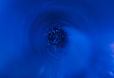 Bulanık neon parıltısı. Geleceğe yönelik bir geçmiş. Siber aydınlanma. Odaklanmamış floresan lacivert pembe Bokeh ışıklı daireler yaratıcı soyut dalgalı dokuda..