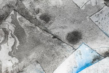 Yıllanmış kirli kağıt. Eski doku arka planı. Yıpranmış çarşaf. Beyaz, pürüzlü, pürüzlü kenar, soyut sanat yüzeyinde siyah mavi boya kusuru var..