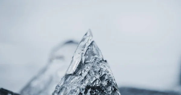 Iskristall Fryst Vatten Isbergstoppen Närbild Klar Kallt Vått Glas Pyramid — Stockfoto