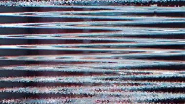 Statik bozulma dokusu. VHS arızası. Aktarım kalitesi hatası. Mavi mor renkli bulanık dalga titreşim analog gürültü soyut arkaplan.